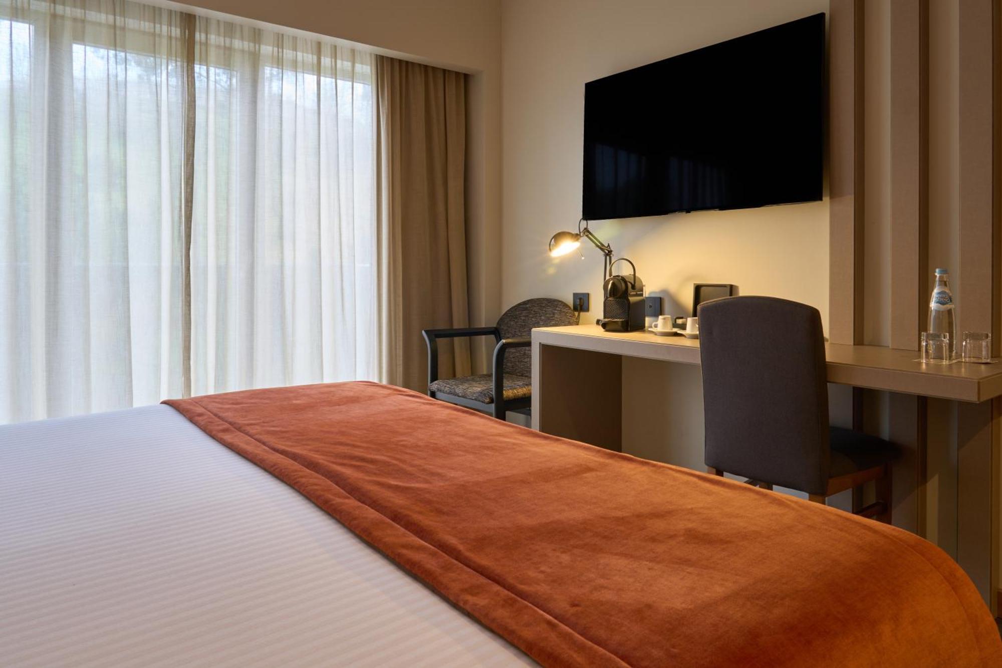 Hotel Versatile กัวร์ดา ภายนอก รูปภาพ