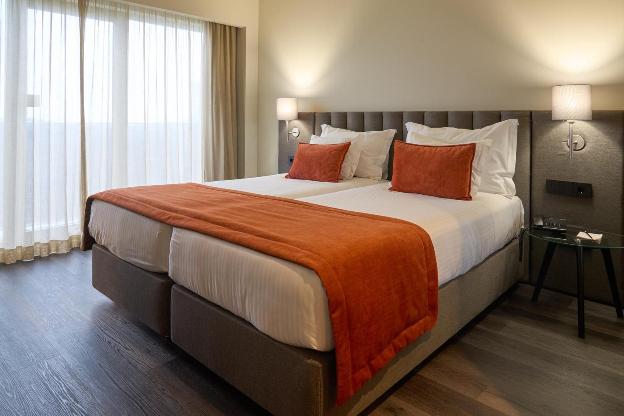 Hotel Versatile กัวร์ดา ภายนอก รูปภาพ