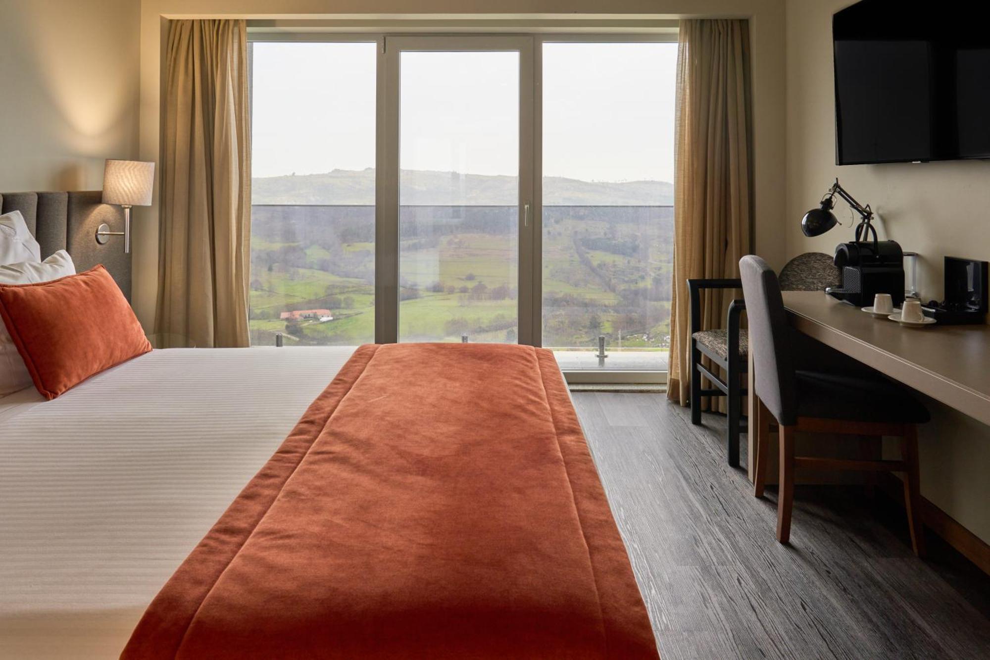 Hotel Versatile กัวร์ดา ภายนอก รูปภาพ