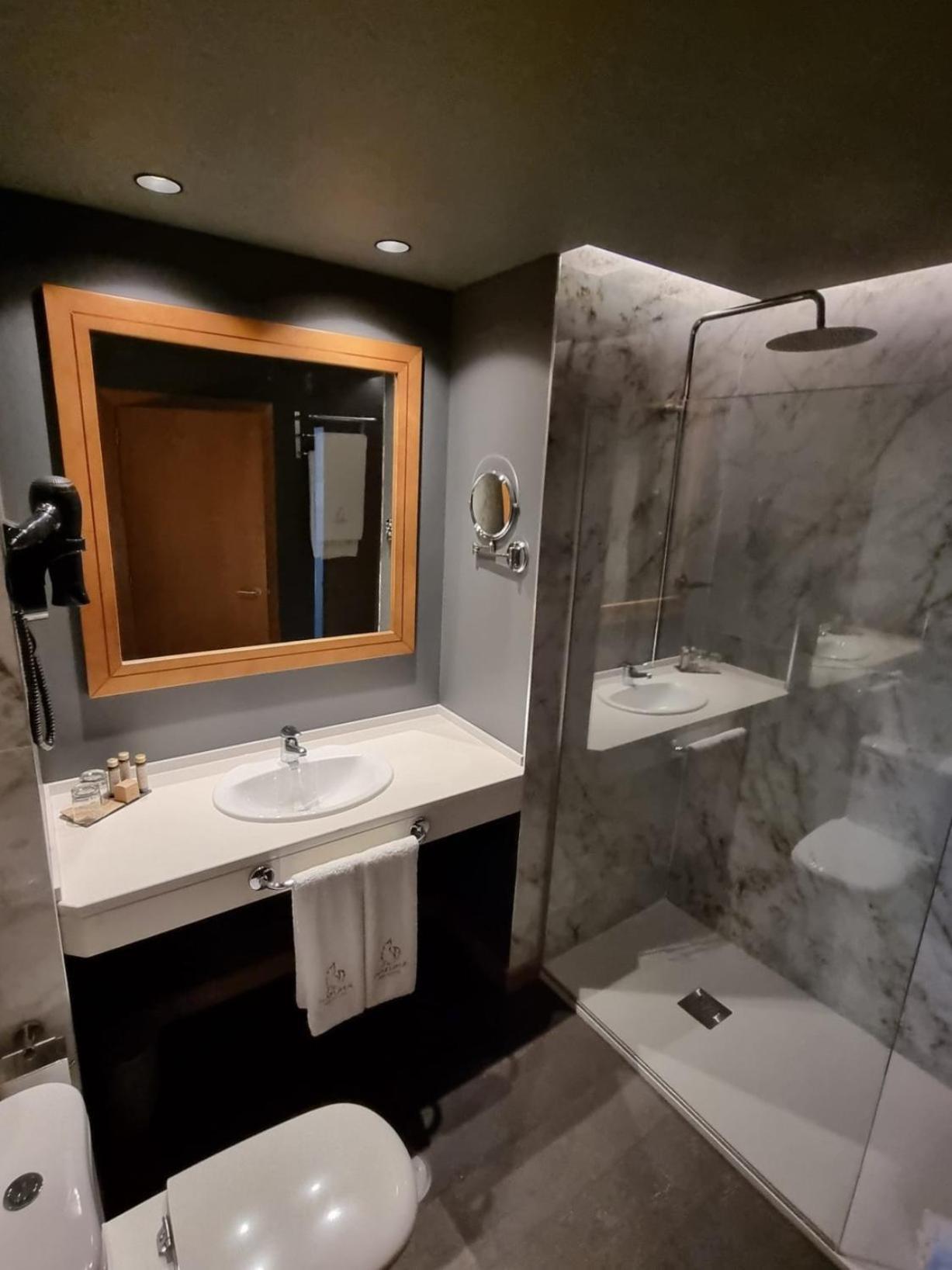 Hotel Versatile กัวร์ดา ภายนอก รูปภาพ