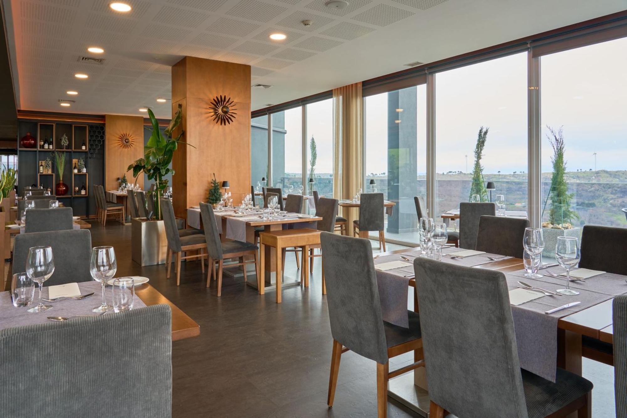 Hotel Versatile กัวร์ดา ภายนอก รูปภาพ