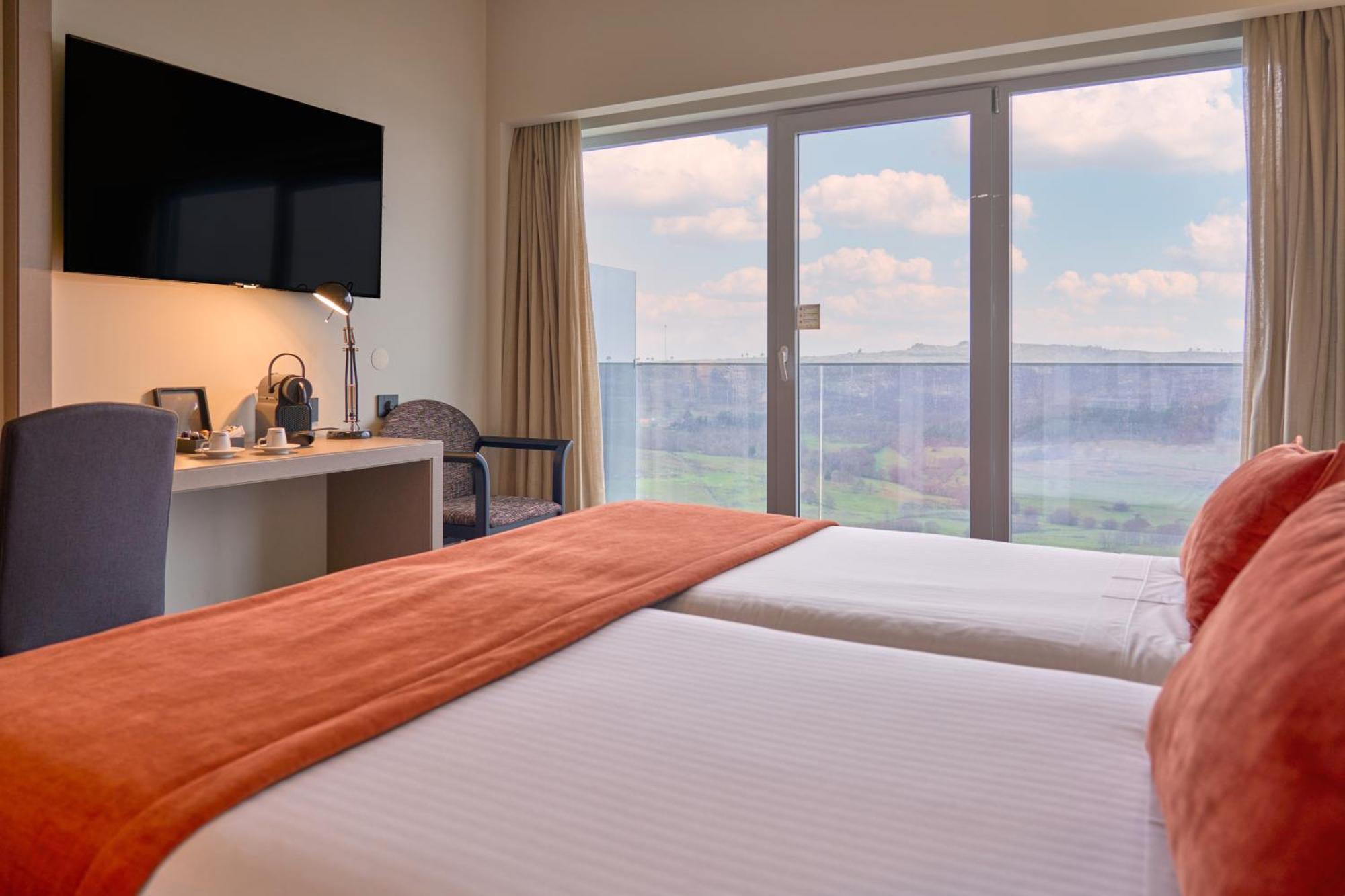 Hotel Versatile กัวร์ดา ภายนอก รูปภาพ
