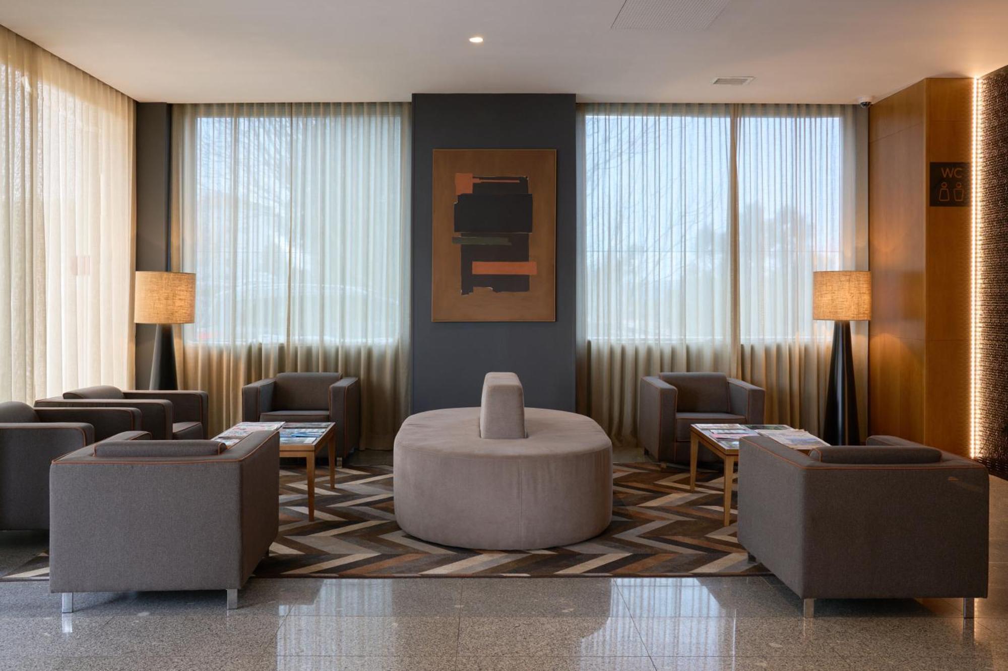 Hotel Versatile กัวร์ดา ภายนอก รูปภาพ