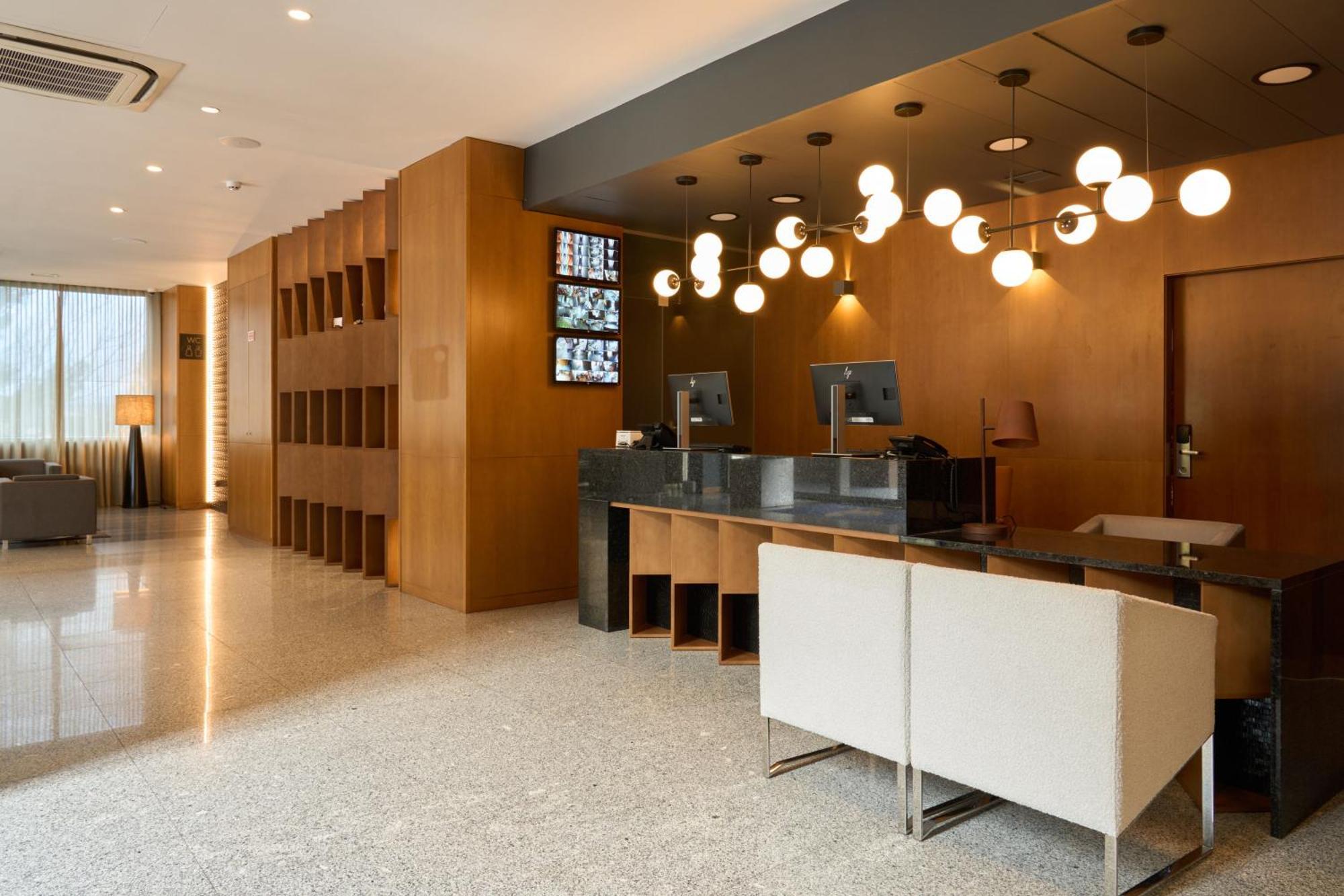 Hotel Versatile กัวร์ดา ภายนอก รูปภาพ
