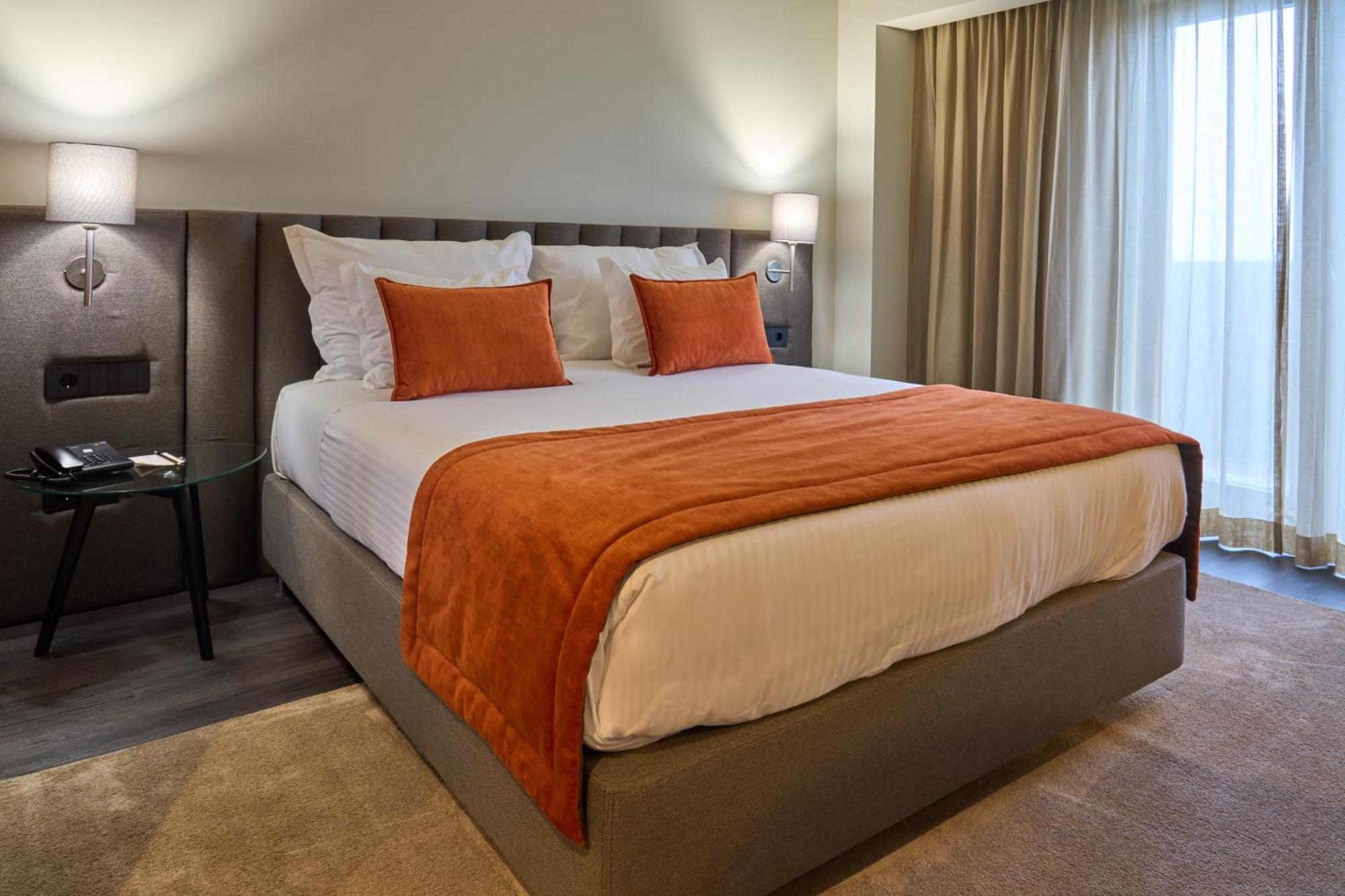 Hotel Versatile กัวร์ดา ภายนอก รูปภาพ