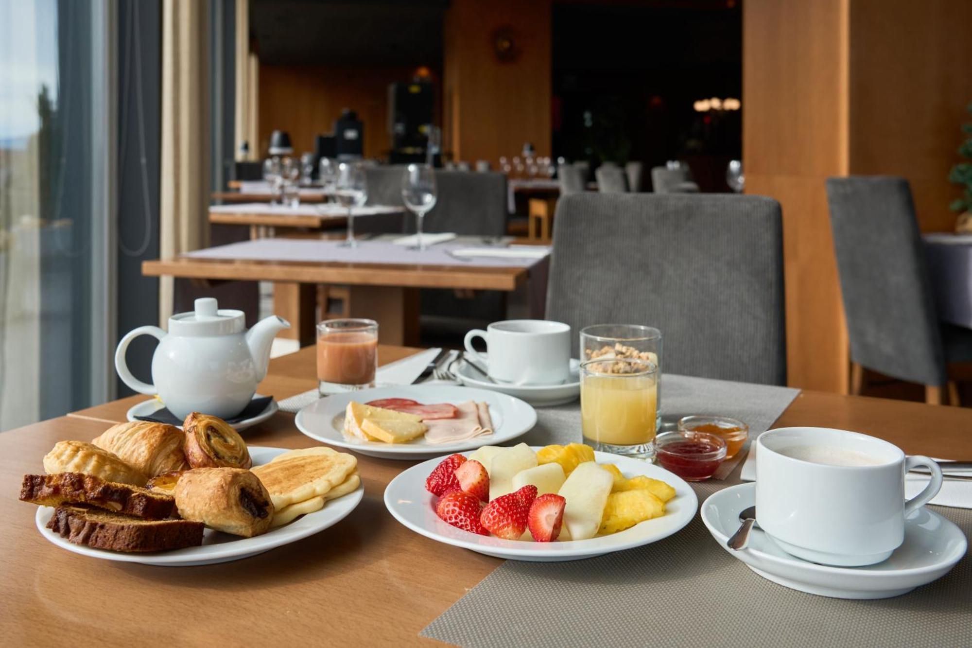 Hotel Versatile กัวร์ดา ภายนอก รูปภาพ
