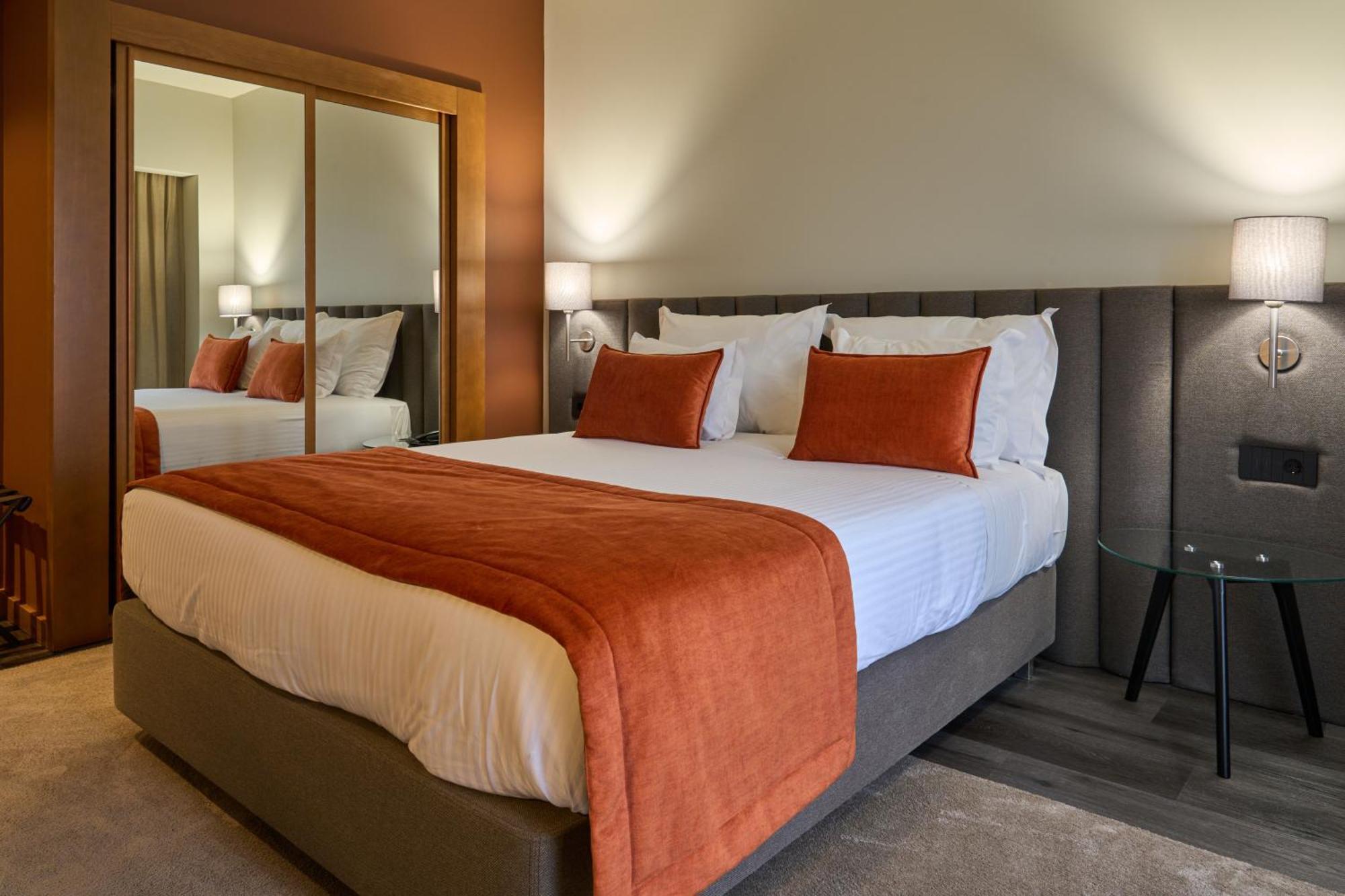 Hotel Versatile กัวร์ดา ภายนอก รูปภาพ
